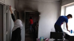 «3-каналдын» кызматкерлери өрттөлгөн кеңсени тазалап жатышат.