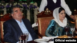 Эмомали Рахмон жана жубайы Азизми Асадуллаева.