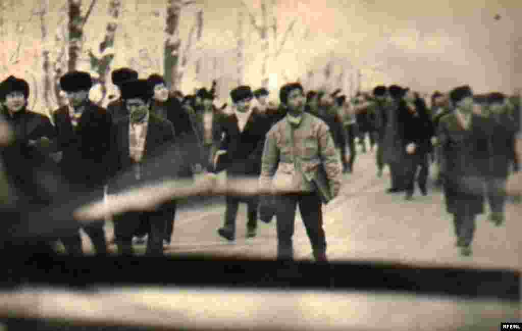 Аянтка чогулгандардын арасында студенттер жана жумушчу жаштар, ошондой эле Алматыдагы ар турдуу мекеме-уюмдардын кызматкерлери болду.