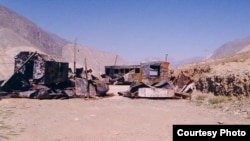 1999-жылдын августу. Баткен. Жапон геологдорунун турагы согушкерлер кол салгандан кийин.