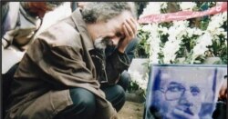 هوشنگ گلشیری بر سر مزار محمد مختاری