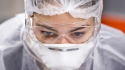 Під час перевірки тестів на коронавірус в лабораторії в Україні. 2 квітня 2020 року