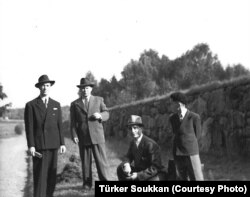Швед чиркәү идарәсе биргән зират урынын караганда. Сулдан: Хәйдәр Самлихан, Рафат Салах һәм Осман Али Соуккан (тезләнгән). Яшь егет - Түркәр Соуккан