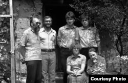 У Зоські Верас у “лясной хатцы”. Вільня, лета 1983 году. Стаяць Лявон Луцкевіч, Пётра Садоўскі, Сяргей Шупа і Сяргей Мурашка. Сядзяць Тацяна Сапач і Зоська Верас.