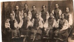 Можливо, дівочий хор. Перед розкуркуленням. Полтавщина