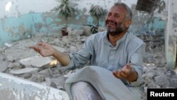 Сириянын аскерий күчтөрү Алеппого босоголош Азаз шаарчасына сокку уруп кайткандан кийинки көрүнүш. 15-август 2012