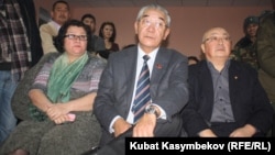 Депутаттар Жылдыз Жолдошева, Курманбек Осмонов жана айыпталып жаткан коомдук ишмер Кубат Кожоналиев