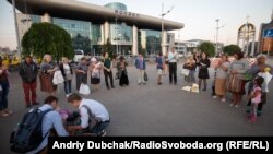 Волонтери роздають бутерброди на вокзалі