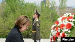 Վրաստանի արտգործնախարարը ծաղկեպսակ է դնում Հայոց ցեղասպանության զոհերի հուշարձանին: