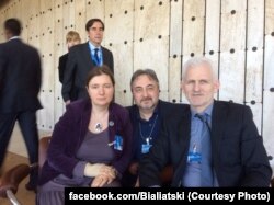 Алесь Бяляцкі з расейскiмi сябрамi-праваабаронцамi Вольгай Захаравай i Юрыем Джыбладзэ ў Палацы нацыяў падчас сэсii Рады па правах чалавека ААН.