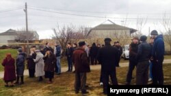 Adamlar Ahtem Çiygoznıñ evi yanında toplaşalar