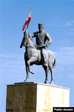 یکی از مجسمه‌های رئیس‌علی دلواری در ایران