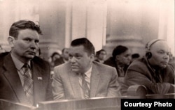 Максім Танк, Пімен Панчанка, Піліп Пестрак на ІІ зьезьдзе Саюзу пісьменьнікаў СССР. Масква, 1954 год