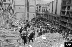 در انفجار در مرکز همياری يهوديان آرژانتين (با نام اختصاریِ آميا) در سال ۱۹۹۴میلادی ۸۵ نفر کشته شدند