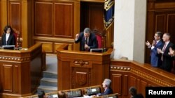 Президент України Петро Порошенко після успішного голосування Верховної Ради за зміни Конституції в частині судової реформи. Київ, 2 червня 2016 року