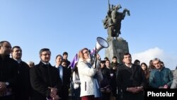 Armenia - Mane Tandilian (C) and other election candidates of the Bright Armenia party campaign in Yerevan, November 26, 2018.