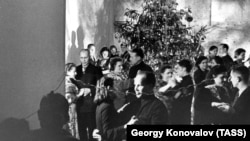 Новогодний вечер на одном из промышленных предприятий Ленинграда, 1942 год.