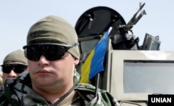 Прикордонники під час презентації представникам дипломатичних представництв зарубіжних країн елементів інтегрованої системи охорони державного кордону, на пункті пропуску «Гоптівка» (Харківська область), 22 червня 2016 року