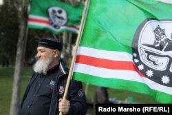 Pripadnici čečenske dijaspore nose zastavu Ičkerije u Beču, 6. septembra 2015.