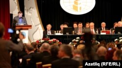 V корылтайда ислам университеты ректоры Рафыйк Мөхәммәтшин сөйли