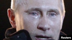 Putin saýlaw netijeleri yglan edilmezinden öň "Manež" meýdançasynda, Moskwa, 4-nji mart.