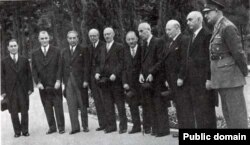 در کابینه نخست چهره‌ای مانند فضل‌الله زاهدی وزارت کشور را به عهده داشت. یک نظامی کهنه‌کار که سالها از نزدیکان مورد اعتماد رضا شاه بود.