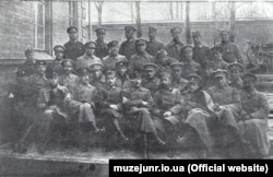 Старшини Січових стрільців у Києві, 1918 рік. Зліва направо: перший ряд лікар, підполковник І.Рихло, сотник П.Пасіка, лікар, підполковник К.Воєвідка, отаман УСС Н.Гірняк, полковник Є.Коновалець, отаман УСС Г.Рожанківський, сотник В.Дідушок, полковник А.Мельник, сотник Р.Сушко; другий ряд: хорунжий В.Дзіковський, хорунжий І.Пак, четар І.Чорниш, хорунжий О.Кизима, сотник І.Чмола, сотник М.Матчак, сотник Ф.Черник, сотник А.Домарадський; третій ряд: десятник УСС В.Гірняк, сотник Р.Харамбура, сотник І.Андрух, сотник В.Кучабський, сотник М.Бісик, сотник Г.Гладкий, хорунжий Д.Грималюк, чотар Ф.Мамчур; четвертий ряд: хорунжий Вирвіч, сотник М.Загайкевич, сотник І.Рогульський, підхорунжий УСС Г.Грицай, чотар М.Маренін, підхорунжий УСС В.Біляч, стрілець НН.