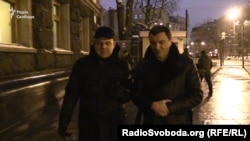 Народний депутат Андрій Іванчук на запитання журналіста переважно мовчить