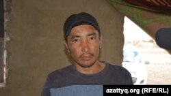Куаныш Аманжолов, переехавший после паводков из дачного массива в Актобе в село Курайлы, где он строит дом. 4 июня 2017 года.