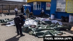 Kramatorskdakı dəmiryol vağzalına raket zərbəsi nəticəsində həlak olanların cəsədləri