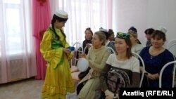 Тәрбиячеләр калфак тегелеше белән кызыксына