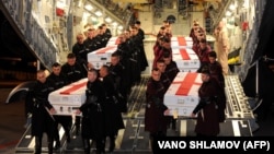 Ооганстанда набыт болгон жоокерлерди Мекенине алып келүү учурунда