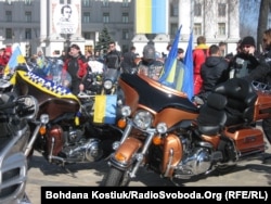 Байкери домовляються збирати допомогу армії. Київ, весна 2014 року