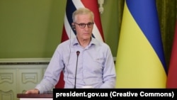 Архівне фото: прем’єр-міністр Норвегії Йонас Ґар Стьоре під час візиту до України. Київ, 1 липня 2022 року