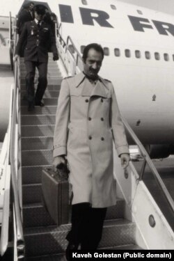 داریوش فروهر هنگام خروج از هواپیمای حامل آیت‌الله خمینی در ۱۲ بهمن ۵۷