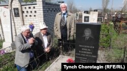 Профессоры Виктор (Астайбек) Бутанаев, Юлий Худяков и Тынчтык Чоротегин у могилы этнографа Имеля Молдобаева. 19.4.2017.