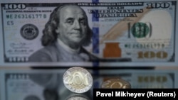 100 АҚШ доллары мен Қазақстанның 200 теңгелік монетасы