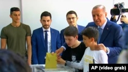 Ердоган голосує на виборчій дільниці у Стамбулі 24 червня 2018 року.