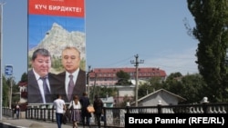 The Ata-Meken campaign poster with ex-Osh Mayor Melis Myrzakmatov (left) and Ata-Meken leader Omurbek Tekebaev