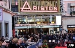 Архівне фото. Люди перед театром «Арістон» за день до відкриття щорічного музичного фестивалю в Санремо, Італія, 6 лютого 2017 року ///