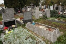 Немецкая каска на могиле с православным крестом в пражском районе Ржепы