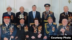 Асек Урмамбетов жана башка ардагерлер президент Атамбаев менен