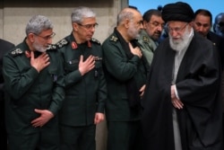 فرماندهان ارشد سپاه که در زمان قاسم سلیمانی، زیر سایه محبوبیت او قرار داشتند، حالا خود را بالاتر از قاآنی و نیروی قدس می‌بینند.