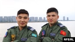 Адисбек Жакыпбаев досу менен.