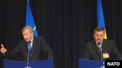 Генсекретар НАТО Яап де Гооп Схеффер та міністр оборони України Анаталій Гриценко під час візиту українського політика до штаб-квартири НАТО у Брюсселі у 2007 році