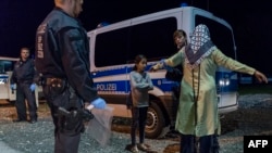 یک زن و دختر پناهجوی سوری در مرز آلمان و اتریش از سوی پلیس بازرسی می‌شوند.