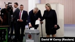 Мілош Земан таки зміг проголосувати з дружиною через якийсь час.