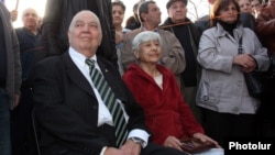 Armenia - U.S.-Armenian historian Richard Hovannisian (L) and his wife Vartiter attend a rally in Yerevan organized by their son, opposition leader Raffi Hovannisian, 22Mar2013.