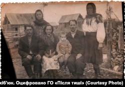 Репресована українська родина Павлюків на спецпоселенні у Тюменській області, 1950-ті роки. З приватного архіву Василини Якіб’юк