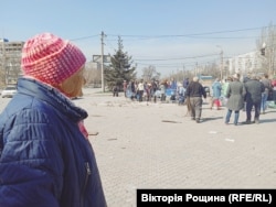 Місцева мешканка Маріуполя стоїть в черзі за водою. Квітень 2022 року